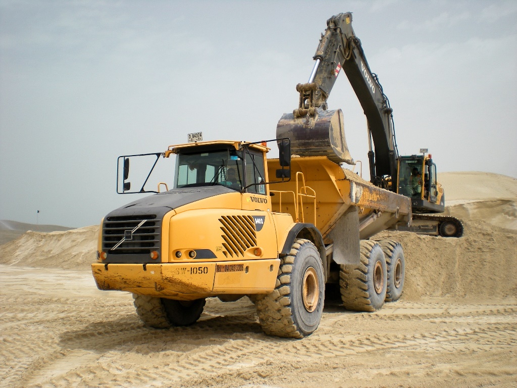 Machines at worksite - Heavy equipment rental in Mexico, Ghana, Chile - Southwest Global